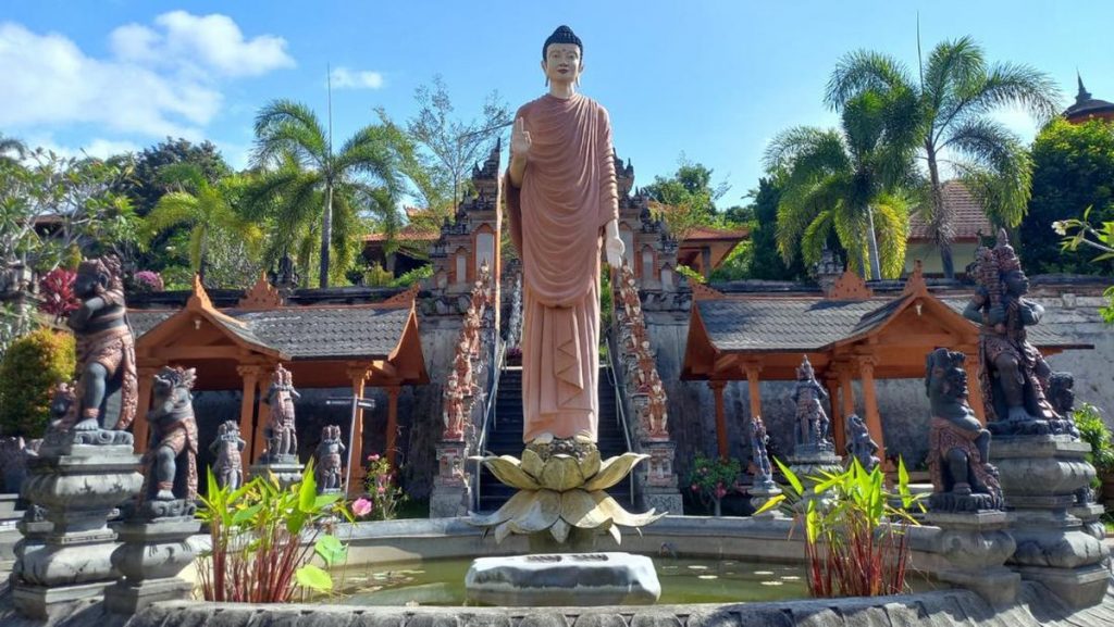 Le temple Brahma Vihara Arama est un monastère bouddhiste situé à Bali, offrant une atmosphère paisible et une grande statue de Bouddha couché