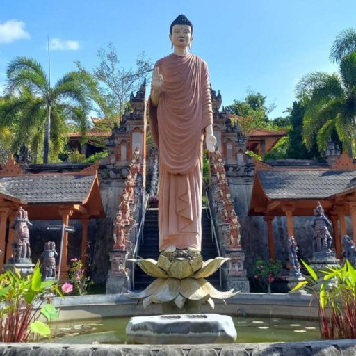 Le temple Brahma Vihara Arama est un monastère bouddhiste situé à Bali, offrant une atmosphère paisible et une grande statue de Bouddha couché