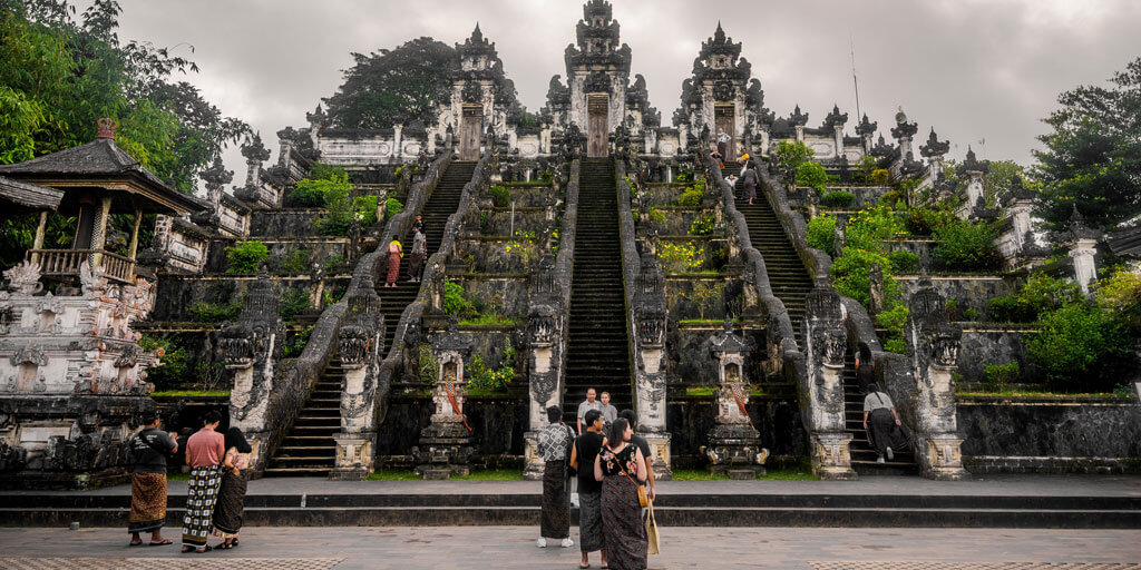Le temple de Lempuyang est un temple sacré situé à 1175 mètres d'altitude, offrant une vue spectaculaire sur Bali et ses montagnes.