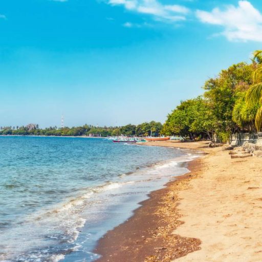 Lovina Beach est une plage tranquille à Bali, célèbre pour ses eaux calmes, ses dauphins et son ambiance détendue.