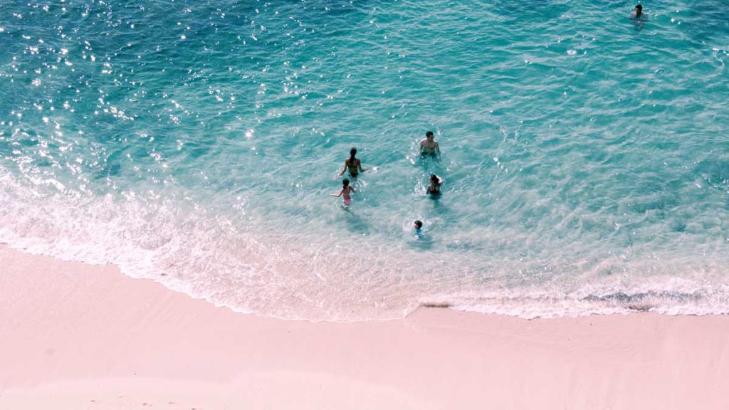 Une plage de sable blanc