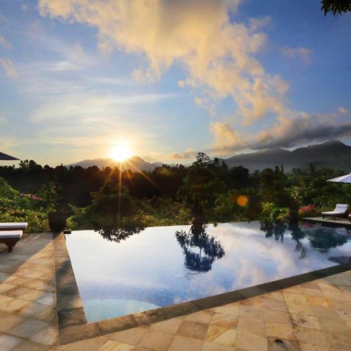 Shanti Natural Panorama Hotel : un hôtel situé en hauteur avec une vue panoramique sur la nature, offrant calme et sérénité.