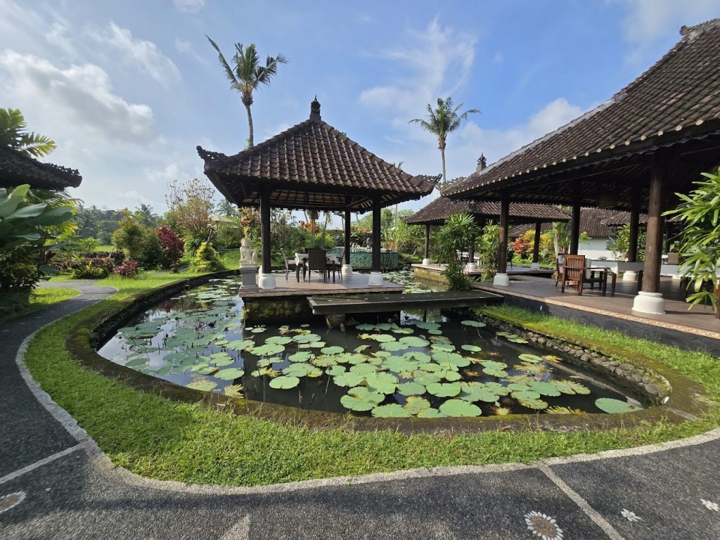 Villa Taman Di Blayu à Mengwi, située au cœur de Tabanan, avec une piscine et entourée de rizières.