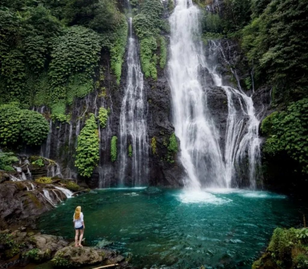 La piscine naturelle des chutes d’eaux de Banyumala