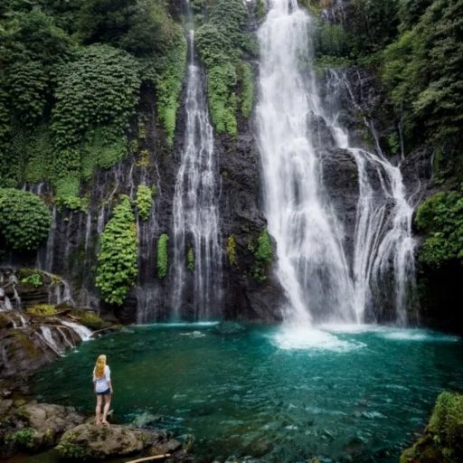 La piscine naturelle des chutes d’eaux de Banyumala