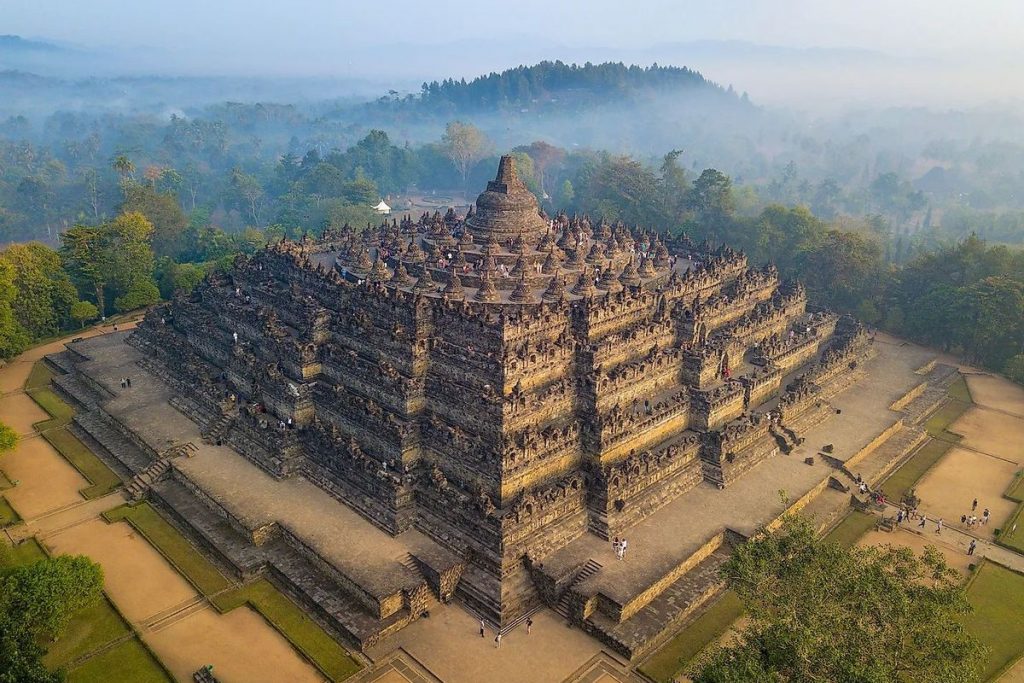 Le temple de Borobudur est le plus grand temple bouddhiste au monde