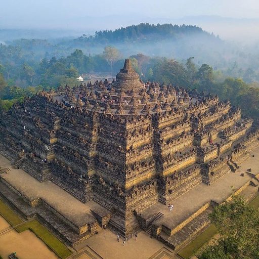 Le temple de Borobudur est le plus grand temple bouddhiste au monde