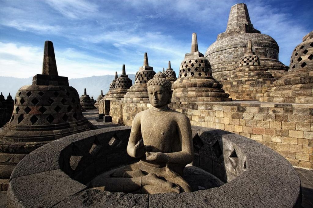 Le temple de Borobudur, c'est le plus grand temple bouddhiste au monde