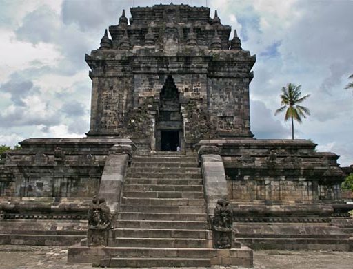 Le temple de Mendut, c'est le petit temple bouddhiste à proximité du temple de Borobudur