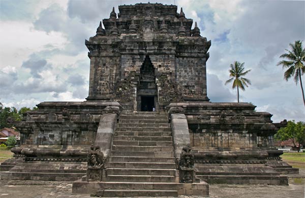 Le temple de Mendut, c'est le petit temple bouddhiste à proximité du temple de Borobudur