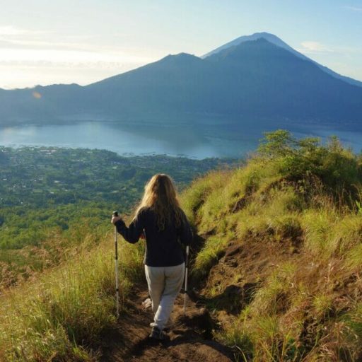 L'ascension du Mont Batur consiste à gravir un volcan pour voir un superbe lever du soleil.
