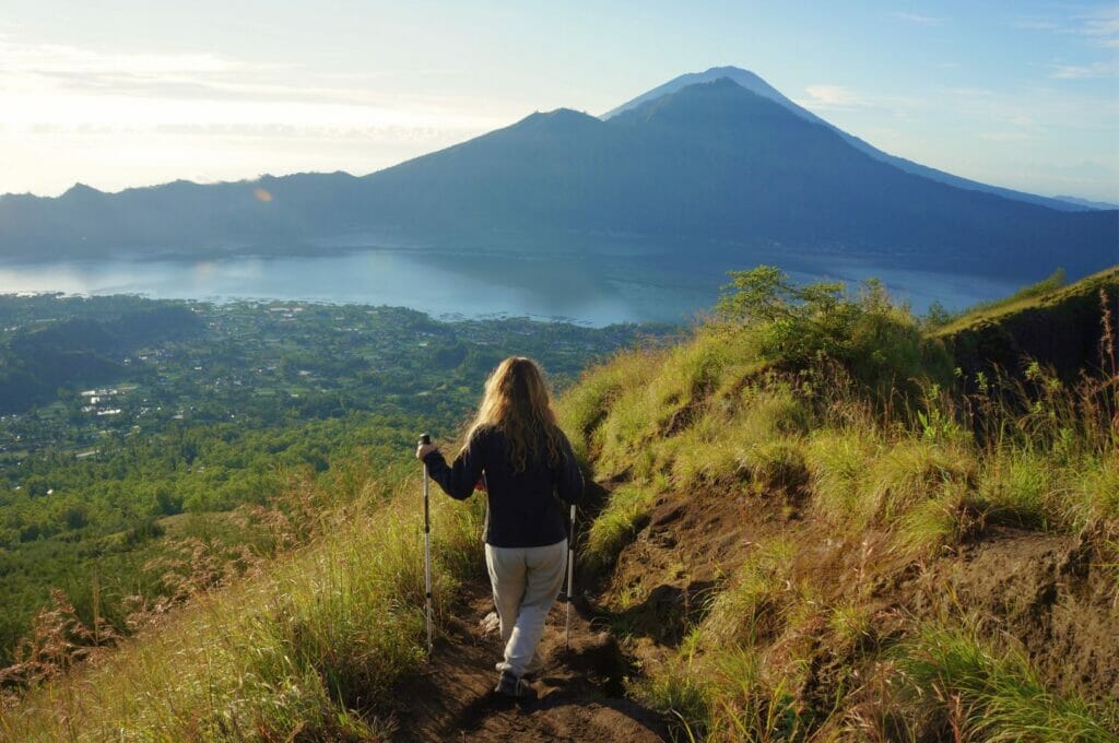 L'ascension du Mont Batur consiste à gravir un volcan pour voir un superbe lever du soleil.