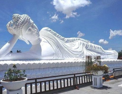 Une grande statue de Bouddha couché à Bali