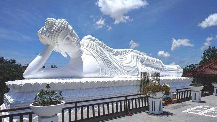 Une grande statue de Bouddha couché à Bali