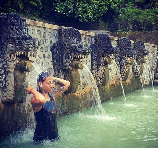 Le bain de source d’eau chaude de Banjar
