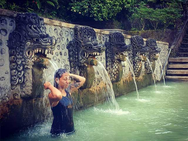 Le bain de source d’eau chaude de Banjar