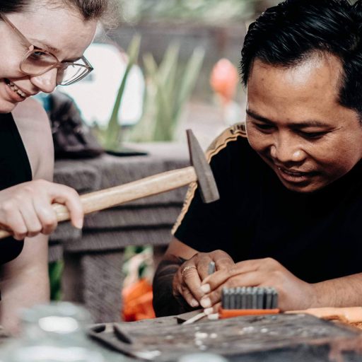 Un cours de fabrication de bijoux dans un atelier d'artisanat local du village de Celuk