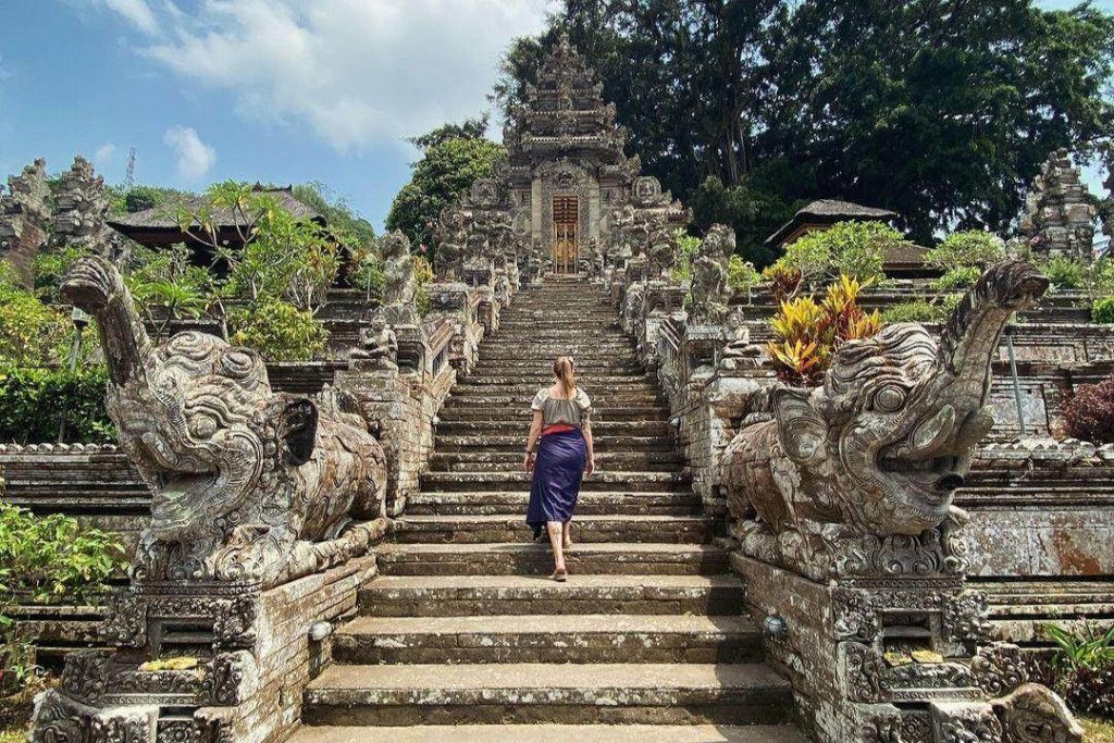 explorer la culture traditionnelle et les lieux classiques de Bali, par exemple le temple de Kehen