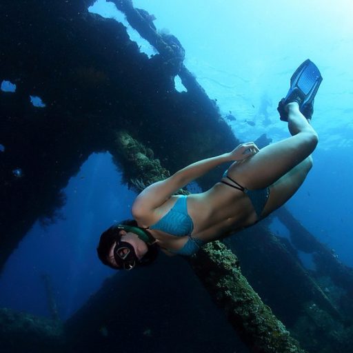 Faire une plongée en masque et tuba et découvrez l’épave du bateau Liberty avec ses poissons multicolores