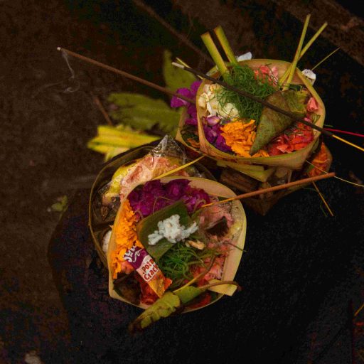 les offrandes quotidiennes et les gâteaux de cérémonie.